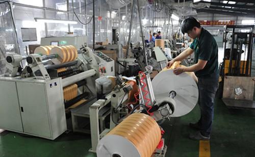 7月26日,牡丹江经济技术开发区永昌纸制品厂生产车间内,工人正在